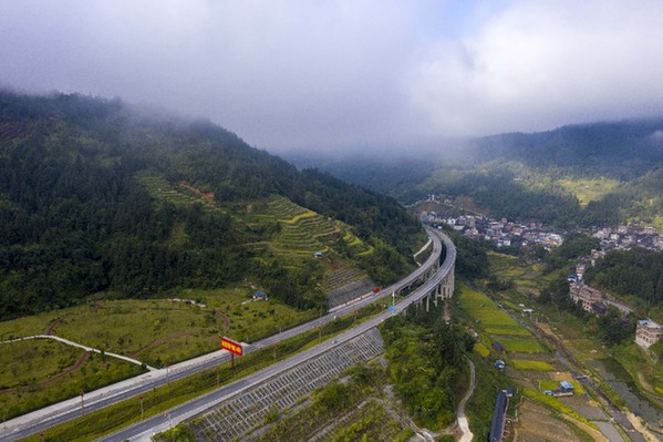 2021年9月21日,在贵州省从江县高增乡拍摄的洛香至从江一级公路(无人