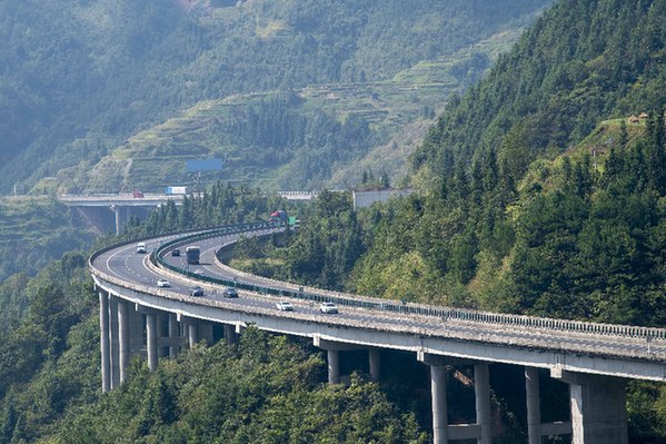 2021年10月7日,车辆在厦蓉高速公路贵州省从江段行驶.(吴德军摄)