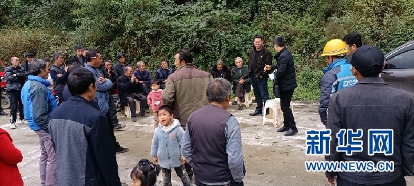 七星关区龙场镇党委书记朱勇到元岩村召开群众会.新华网发