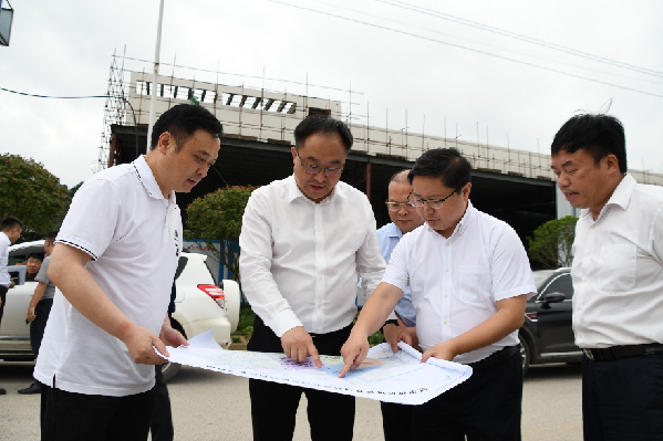 2021年6月3日,黔东南州委常委,凯里市委书记王镇义(左二,市委副书记