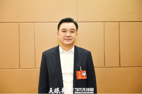 一谈到今年的政府工作报告,贵州省人大代表,福泉市委书记黄桂林十分