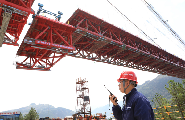 贵州在建第二大跨度峡谷区悬索桥桐梓河特大桥合龙