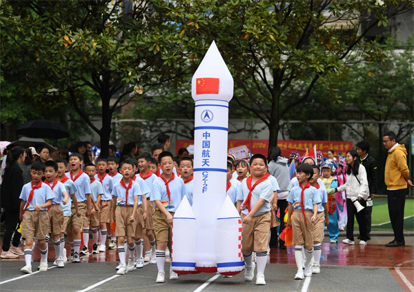 中证海外中国可选消费指数报165549点前十大权重包含安踏体育等