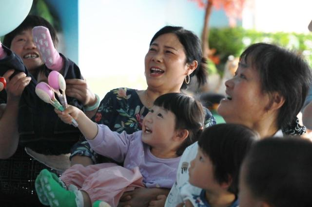 kaiyun官网开云促进身心健康 观山湖区妇幼保健院这场亲子音乐派对有点意思(图4)