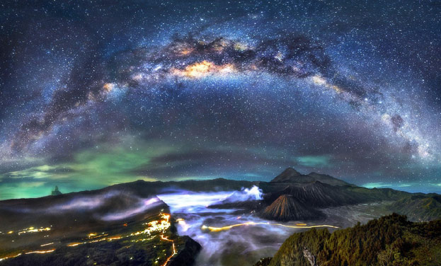 摄影师拍摄银河与火山美景 星河闪耀美到窒息