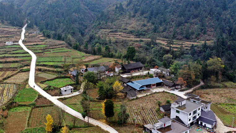 新华网航拍：贵州务川高洞村初冬景色美