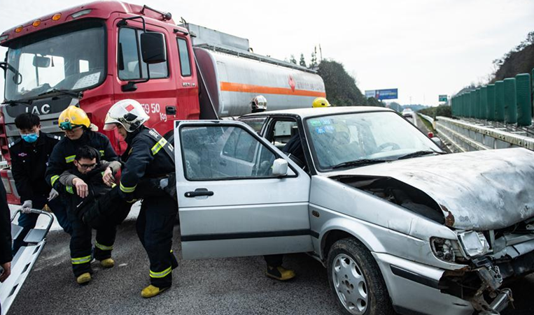 贵州举行高速公路凝冻灾害应急演练