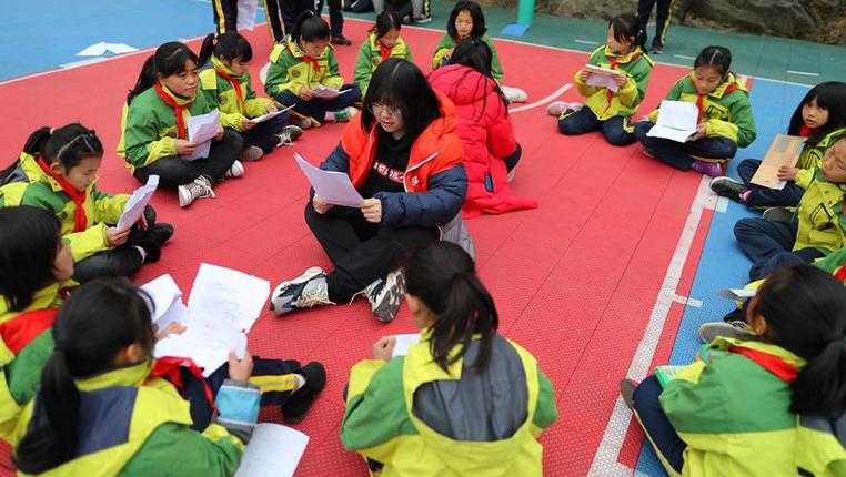 爱心送进山村小学